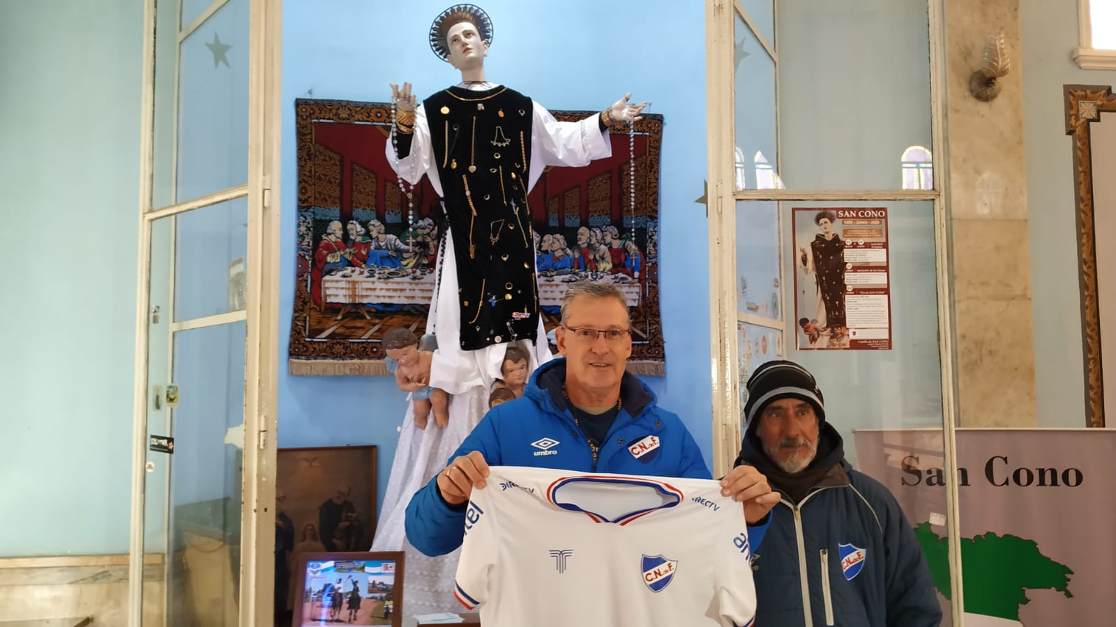 El Presidente de Nacional de Básquetbol ofrenda camiseta campeona a San Cono 4