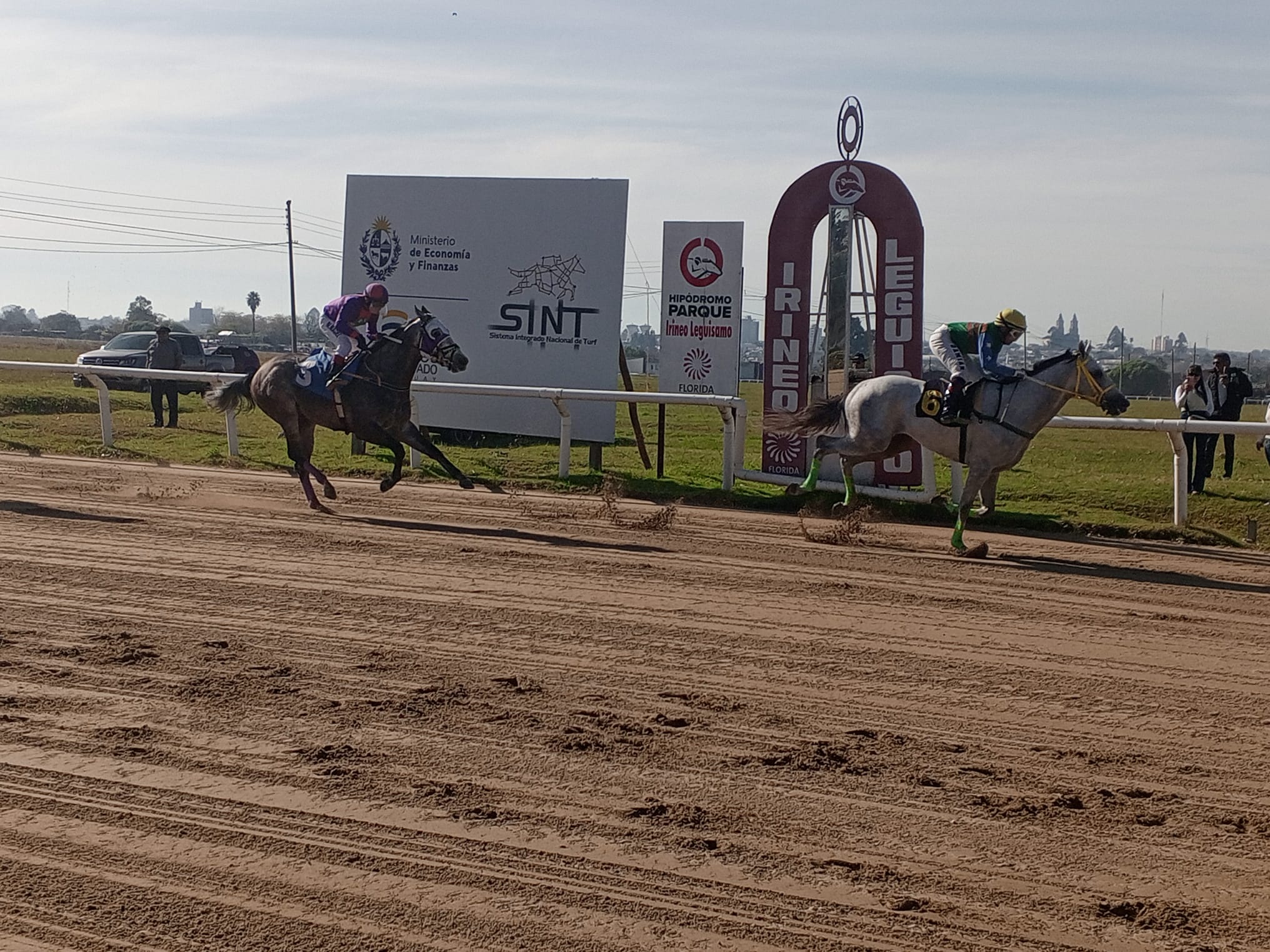 Tradicional jornada de Turf en el Hipódromo Irineo Leguisamo 2025