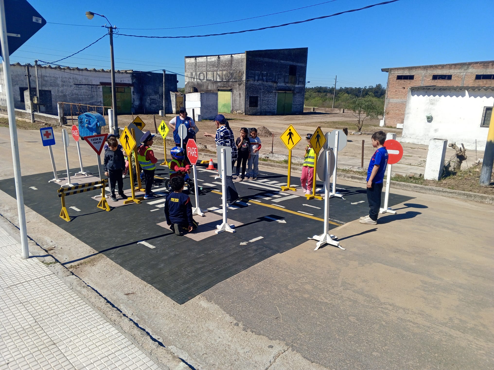 Escuela_de_Tránsito_de_la_Intendencia_realizó_actividad_en_el_Club_de_Niños_Prado_Español.jpeg