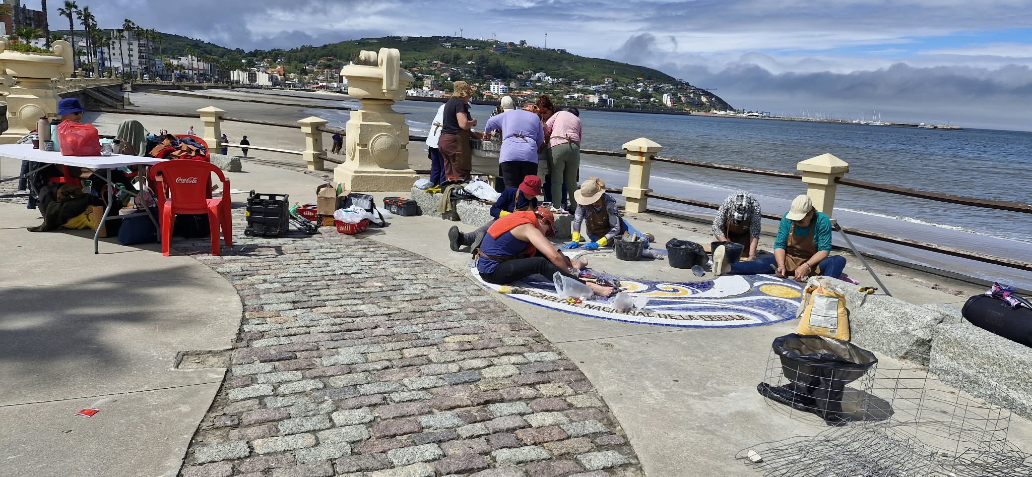 Reciclarte_realiza_una_obra_en_mosaico_en_la_rambla_de_Piriápolis.jpeg